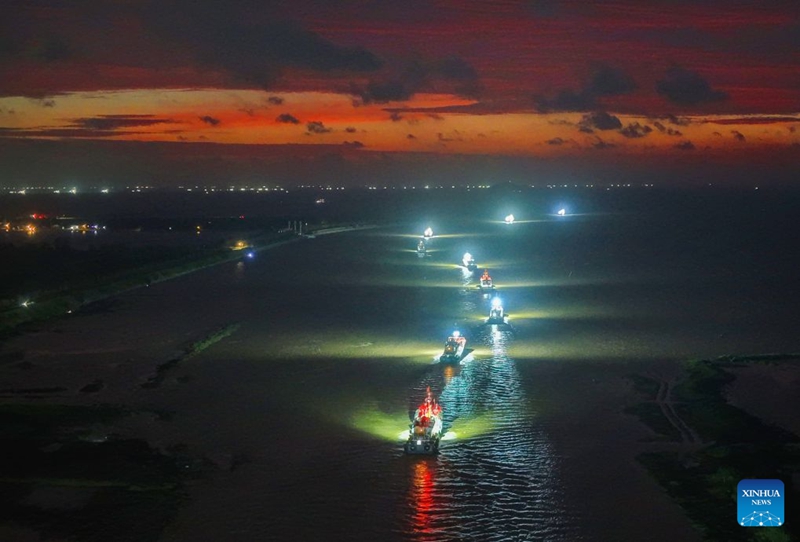 Meli za uvuvi zafunga safari kuelekea Bahari ya Manjano kuvua samaki baada ya marufuku ya uvuvi kuondolewa mkoani Jiangsu, China