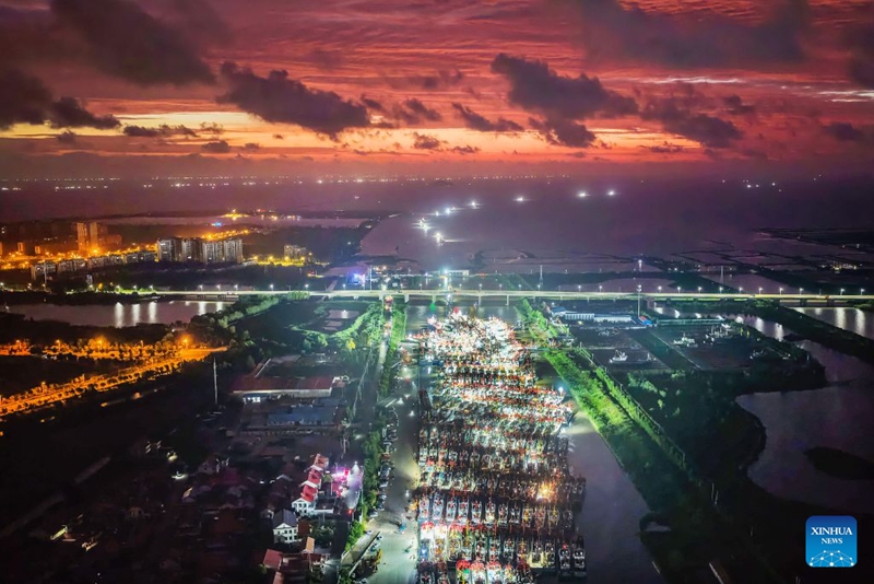 Meli za uvuvi zafunga safari kuelekea Bahari ya Manjano kuvua samaki baada ya marufuku ya uvuvi kuondolewa mkoani Jiangsu, China
