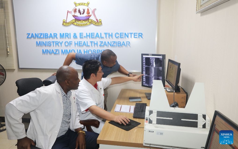 Picha hii iliyopigwa Mei 28, 2026 ikionyesha Yuan Gang, mtaalamu wa mionzi katika kundi la 35 la timu ya matibabu ya China visiwani Zanzibar, akijadili picha za MRI na madaktari wenyeji kwenye Hospitali ya Mnazi Mmoja, Zanzibar, Tanzania. (kundi la 35 la timu ya matibabu ya China visiwani Zanzibar/kupitia Xinhua)
