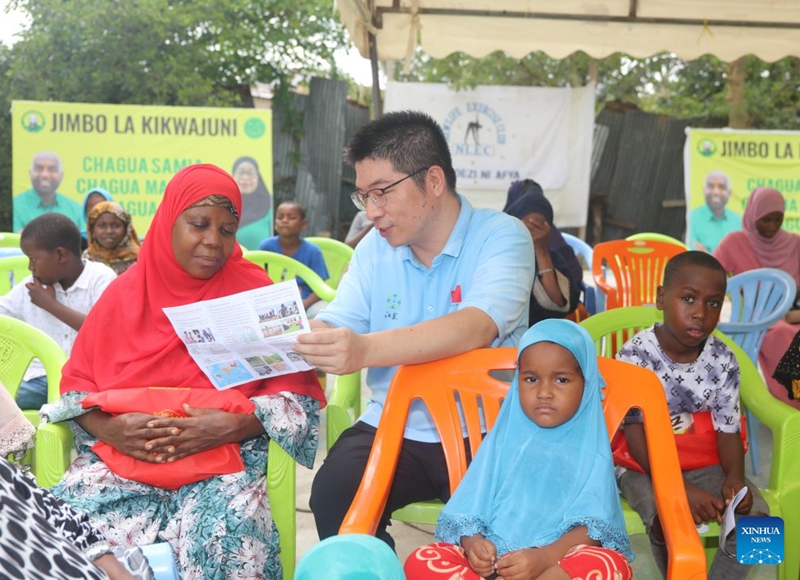 Picha hii iliyopigwa Oktoba 8, 2025 ikimuonyesha Yuan Gang, mtaalamu wa mionzi katika kundi la 35 la timu ya matibabu ya China visiwani Zanzibar, akizungumza na mkazi mwenyeji kwenye shughuli ya kutoa huduma ya afya kwa jamii, Zanzibar, Tanzania. (kundi la 35 la timu ya matibabu ya China visiwani Zanzibar/kupitia Xinhua)