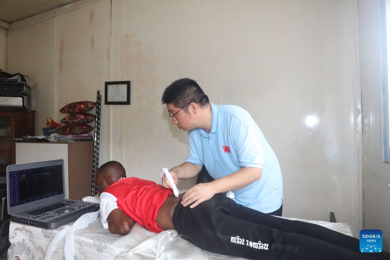 Picha hii iliyopigwa Oktoba 8, 2025 ikimuonyesha Yuan Gang, mtaalamu wa mionzi katika kundi la 35 la timu ya matibabu ya China visiwani Zanzibar, akimfanyia kipimo cha ultrasound mgonjwa ndani ya kituo cha afya kwenye shughuli ya kutoa huduma ya afya kwa jamii, Zanzibar, Tanzania. (kundi la 35 la timu ya matibabu ya China visiwani Zanzibar/kupitia Xinhua)