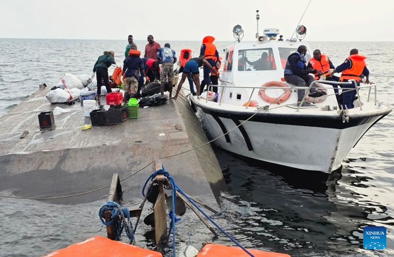 Picha iliyopigwa kwa simu ya mkononi ikionyesha waokoaji wakifanya shughuli za utafutaji na uokoaji kwenye eneo la ajali ya boti kupinduka katika Ziwa Kariba, Jimbo la Mashonaland Magharibi, Zimbabwe, Agosti 12, 2026. (Str/Xinhua)