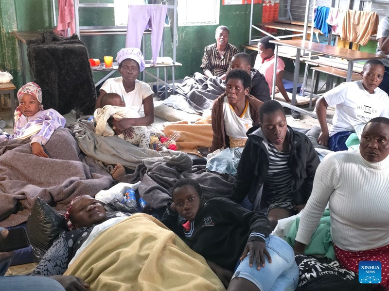 Picha iliyopigwa kwa simu ya mkononi ikionyesha manusura wa ajali ya kupinduka kwa boti kwenye Ziwa Kariba wakipata hifadhi katika shule moja katika Jimbo la Mashonaland Magharibi, Zimbabwe, Agosti 12, 2026. (Str/Xinhua)