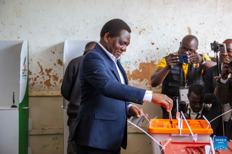 Rais wa Zambia aliye madarakani Hakainde Hichilema akipiga kura yake kwenye kituo cha kupigia kura mjini Lusaka, Zambia, Agosti 13, 2026. (Picha na Martin Mbangweta/Xinhua)