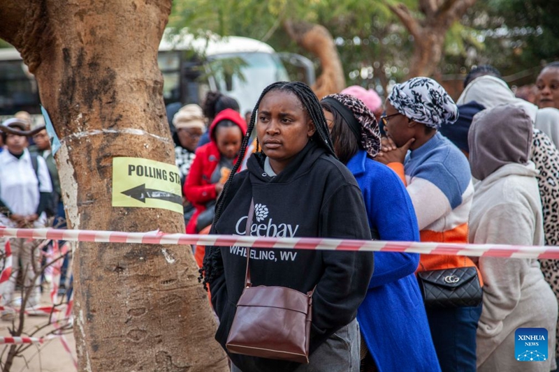 Wapiga kura wakiwa wamepanga foleni ili kupiga kura zao katika kituo cha kupigia kura mjini Lusaka, Zambia, Agosti 13, 2026. (Picha na Martin Mbangweta/Xinhua)