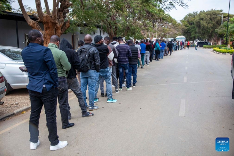 Wapiga kura wakiwa wamepanga foleni ili kupiga kura zao katika kituo cha kupigia kura mjini Lusaka, Zambia, Agosti 13, 2026. (Picha na Martin Mbangweta/Xinhua)