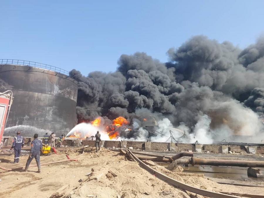 Wazima moto wakipambana na moto baada ya shambulizi la droni kwenye kituo cha kuhifadhi mafuta, Port Sudan, mashariki mwa Sudan, Mei 6, 2025. (Wizara ya Utamaduni na Habari ya Sudan/kupitia Xinhua)