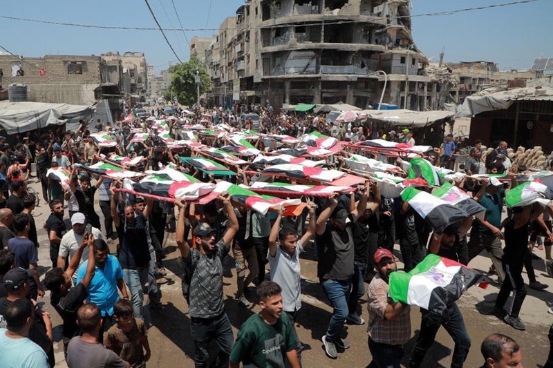 Wapalestina wakihudhuria mazishi ya halaiki ya waathiriwa 112 katika Mji wa Gaza, Agosti 4, 2026. (Picha na Rizek Abdeljawad/Xinhua)