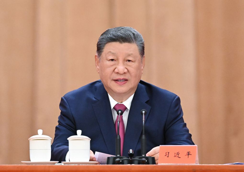 Rais wa China Xi Jinping, ambaye pia ni katibu mkuu wa Kamati Kuu ya Chama cha Kikomunisti cha China (CPC) na mwenyekiti wa Kamati Kuu ya ya Kijeshi ya China (CMC), akitoa hotuba muhimu kwenye mkutano mkuu wa kumbukumbu ya miaka mia moja ya kuzaliwa kwa kiongozi marehemu Jiang Zemin kwenye Jumba la Mikutano ya Umma la Beijing, Agosti 17, 2026. (Xinhua/Li Xiang)