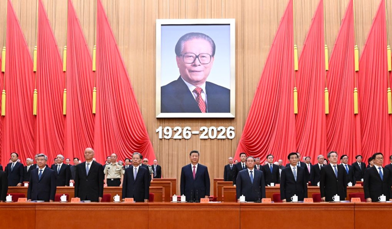 Viongozi wa chama na serikali Xi Jinping, Li Qiang, Zhao Leji, Wang Huning, Cai Qi, Ding Xuexiang, Li Xi, na Han Zheng wakihudhuria mkutano mkuu wa kumbukumbu ya miaka mia moja ya kuzaliwa kwa kiongozi marehemu Jiang Zemin kwenye Jumba la Mikutano ya Umma la Beijing, Agosti 17, 2026. (Xinhua/Xie Huanchi)