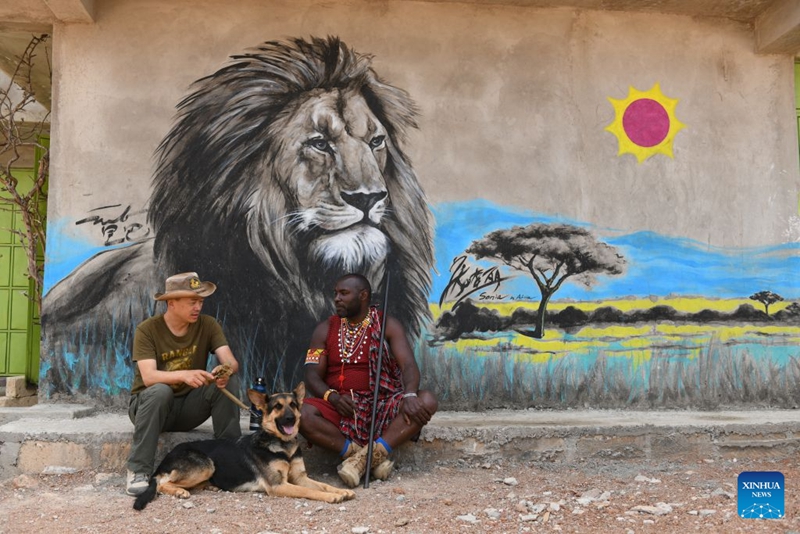 Zhuo Qiang (kushoto) akizungumza na Simon Msago, kiongozi wa jamii ya Wamasai, Ngoswani, Narok, Kenya, Agosti 12, 2026. (Xinhua/Liu Qiong)