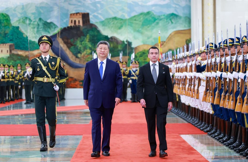 Rais wa China Xi Jinping akifanya hafla ya kumkaribisha Rais wa Jamhuri ya Ecuador Daniel Roy-Gilchrist Noboa Azín kwenye Ukumbi wa Kaskazini wa Jumba la Mikutano ya Umma kabla ya mazungumzo yao mjini Beijing, Agosti 18, 2026. (Xinhua/Liu Bin)