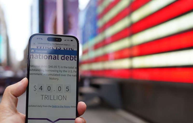 Picha hii iliyopigwa Agosti 19, 2026 ikionyesha deni la taifa la Marekani likizidi dola trilioni 40 za Marekani, New York, Marekani. (Xinhua/Zhang Fengguo)