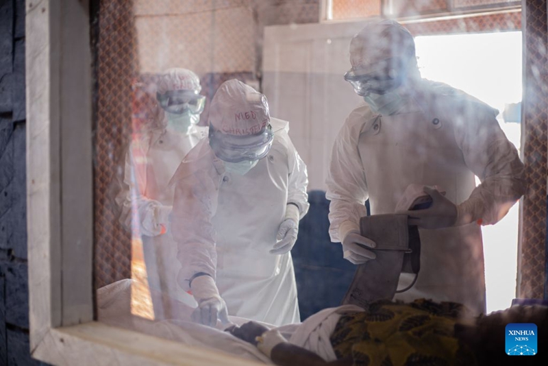 Wafanyakazi wa matibabu wakimtazama mgonjwa kwenye kituo cha matibabu ya Ebola, Beni, Jimbo la Kivu Kaskazini, Jamhuri ya Kidemokrasia ya Kongo (DRC), Agosti 16, 2026. (Xinhua)