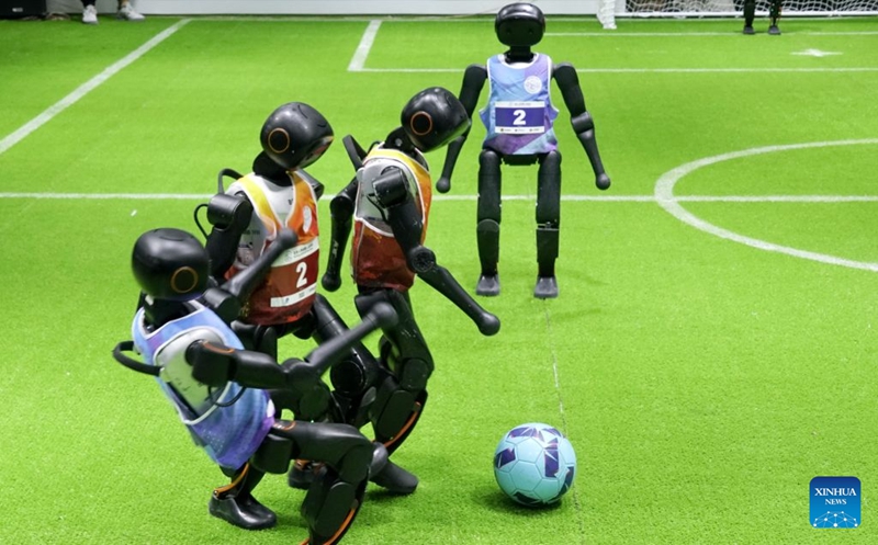 Roboti zikicheza mechi ya mpira wa miguu katika wakati wa Mkutano wa Mambo ya Roboti Duniani 2026 unaofanyika Beijing, mji mkuu wa China, Agosti 19, 2026. (Xinhua/Li Xin)