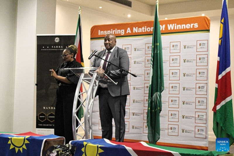 Waziri wa Michezo, Sanaa na Utamaduni wa Afrika Kusini Gayton McKenzie (Kulia) akizungumza kwenye hafla ya kurejeshwa nyumbani katika Jumba la Makumbusho la Iziko la Afrika Kusini, Cape Town, Afrika Kusini, Agosti 19, 2026. (Picha na Shakirah Thebus/Xinhua)