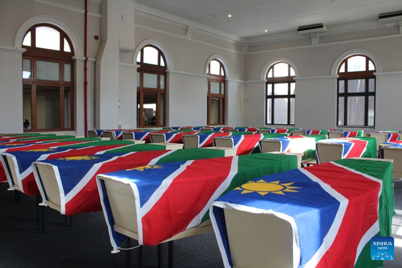 Majeneza yenye mabaki ya miili ya mababu wa Namibia yakionekana kwenye hafla ya kurejeshwa nyumbani katika Jumba la Makumbusho la Iziko la Afrika Kusini, Cape Town, Afrika Kusini, Agosti 19, 2026. (Picha na Shakirah Thebus/Xinhua)