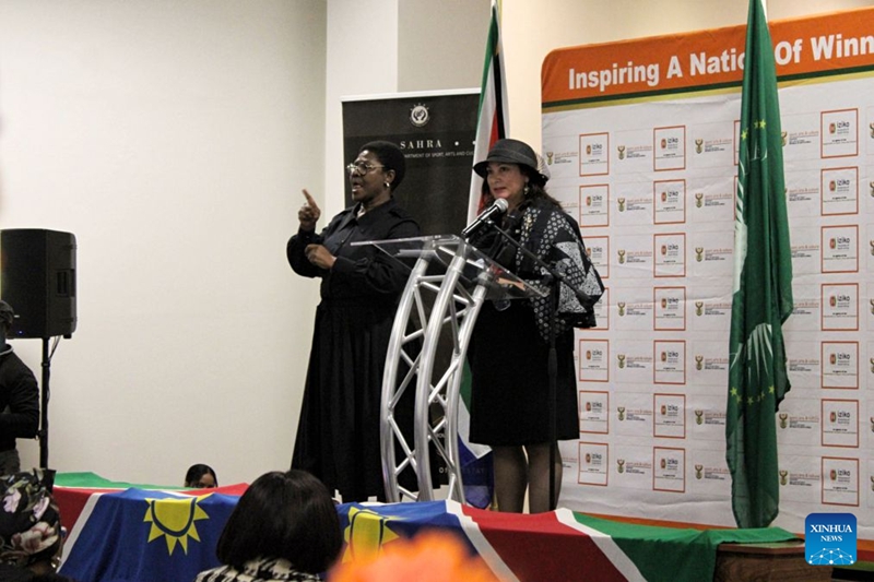 Waziri wa Elimu, Uvumbuzi, Vijana, Michezo, Sanaa na Utamaduni wa Namibia Sanet Steenkamp (kulia) akizungumza kwenye hafla ya kurejeshwa nyumbani katika Jumba la Makumbusho la Iziko la Afrika Kusini, Cape Town, Afrika Kusini, Agosti 19, 2026. (Picha na Shakirah Thebus/Xinhua)