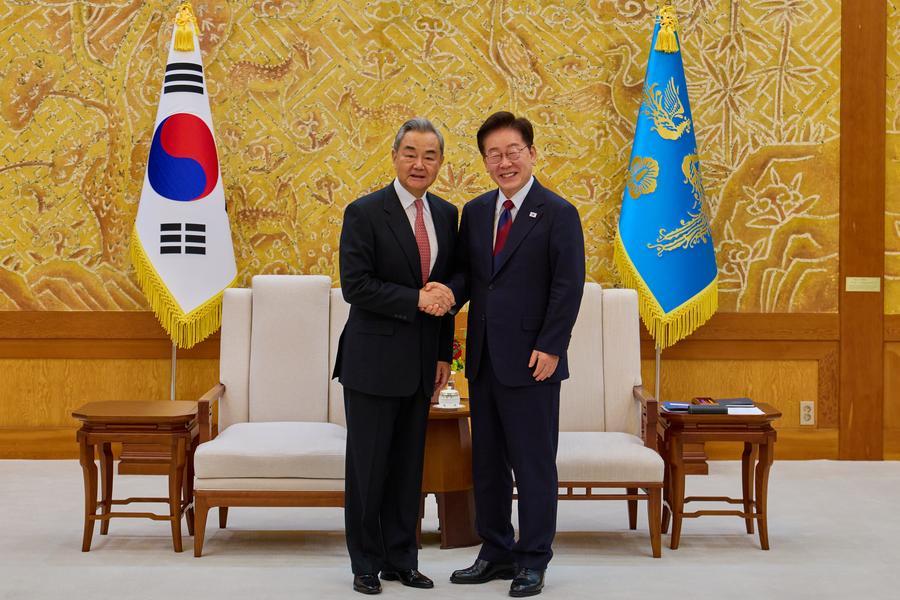 Rais wa Korea Kusini Lee Jae Myung akikutana na Waziri wa Mambo ya Nje wa China Wang Yi, ambaye pia ni mjumbe wa Ofisi ya Siasa ya Kamati Kuu ya Chama cha Kikomunisti cha China (CPC), Cheong Wa Dae, Seoul, Korea Kusini, Agosti 20, 2026. (Xinhua)