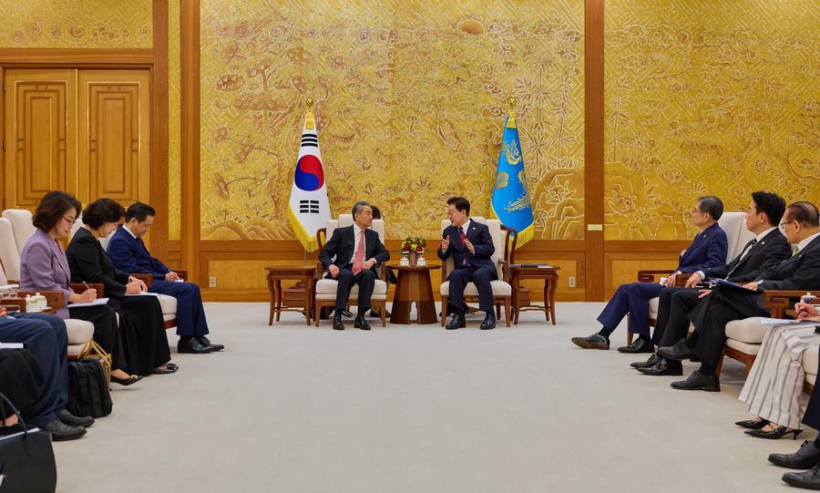 Rais wa Korea Kusini Lee Jae Myung akikutana na Waziri wa Mambo ya Nje wa China Wang Yi, ambaye pia ni mjumbe wa Ofisi ya Siasa ya Kamati Kuu ya Chama cha Kikomunisti cha China (CPC), Cheong Wa Dae, Seoul, Korea Kusini, Agosti 20, 2026. (Xinhua)