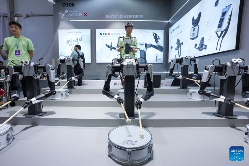 Mfanyakazi akionyesha mfumo wa uendeshaji mikono miwili ya roboti kwenye Mkutano wa Mambo ya Roboti Duniani (WRC) 2026, Beijing, mji mkuu wa China, Agosti 20, 2026. (Xinhua/Ju Huanzong)