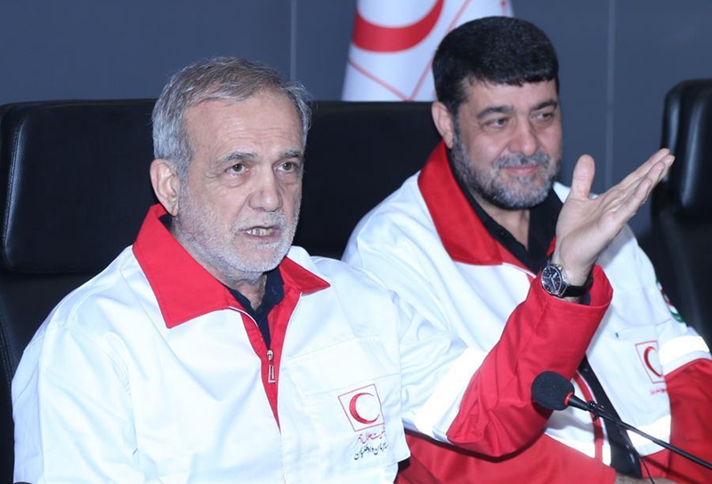 Picha hii ya faili ikimuonyesha Rais wa Iran Masoud Pezeshkian (kushoto) akizungumza wakati wa ziara yake kwenye makao makuu ya Jumuiya ya Hilali Nyekundu ya Iran (IRCS), Tehran, Iran, Aprili 15, 2026. (Xinhua/Shadati)