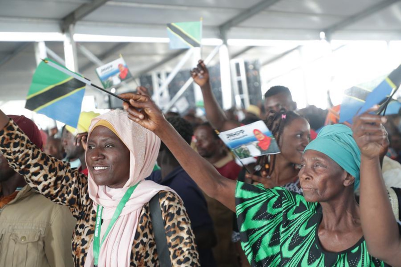 Watu wenyeji wakipeperusha bendera kusherehekea uzinduzi wa Kituo cha Kuzalisha Umeme kwa Maji cha Julius Nyerere katika Mkoa wa Pwani, Tanzania, Agosti 22, 2026. (Xinhua/Emmanuel Herman)
