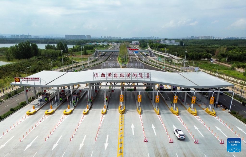 Picha iliyopigwa Agosti 25, 2026 ikionyesha magari yakiingia kwenye handaki la kuvuka Mto Manjano, huko Jinan mkoani Shandong, mashariki mwa China. (Xinhua/Zhu Zheng)