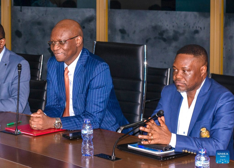 Roger Kamba (kushoto), Waziri wa Afya wa Jamhuri ya Kidemokrasia ya Kongo (DRC), akihudhuria hafla ya makabidhiano ya msaada wa dharura wa kibinadamu wa China kwa DRC huko Kinshasa, DRC, Agosti 26, 2026. (Xinhua)