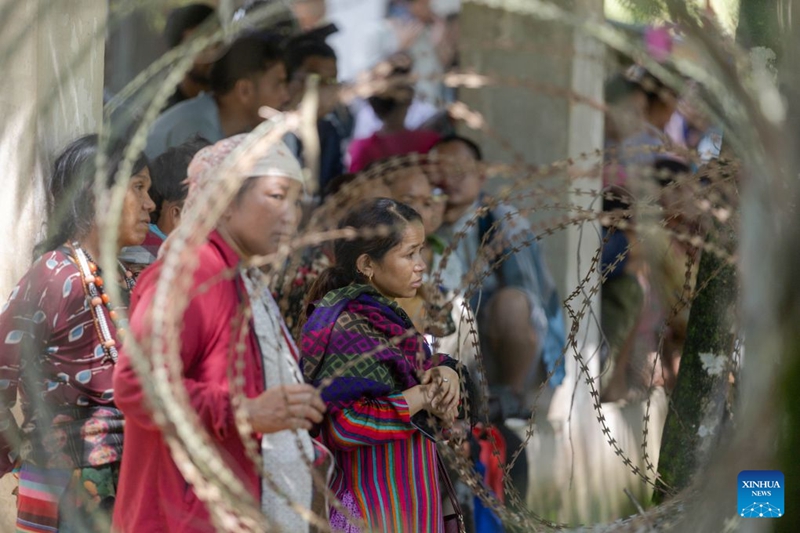 Watu wakisubiri habari za wanafamilia wao wasiojulikana walipo baada ya mafuriko makubwa ya ghafla huko Nuwakot, Nepal, Agosti 27, 2026. (Picha na Sulav Shrestha/Xinhua)