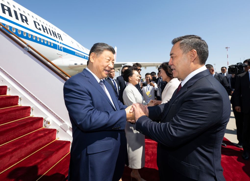 Rais wa China Xi Jinping akiwasili Bishkek kwa kuhudhuria Mkutano wa Viongozi wa Jumuiya ya Ushirikiano ya Shanghai (SCO) 2026 na kufanya ziara ya kiserikali nchini Kyrgyzstan kutokana na mwaliko wa Rais Sadyr Japarov wa Kyrgyzstan, Agosti 30, 2026. (Xinhua/Xie Huanchi)