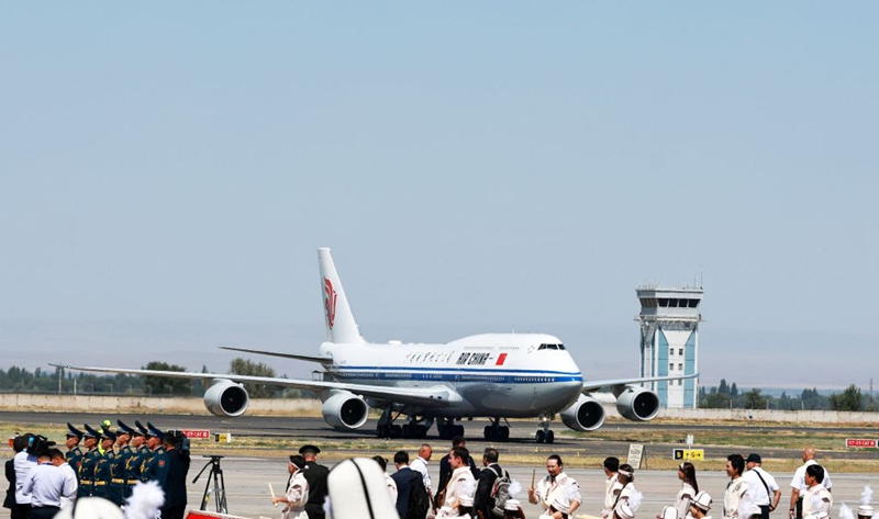 Rais wa China Xi Jinping akiwasili Bishkek kwa kuhudhuria Mkutano wa Viongozi wa Jumuiya ya Ushirikiano ya Shanghai (SCO) 2026 na kufanya ziara ya kiserikali nchini Kyrgyzstan kutokana na mwaliko wa Rais Sadyr Japarov wa Kyrgyzstan, Agosti 30, 2026. (Xinhua/Ding Lin)