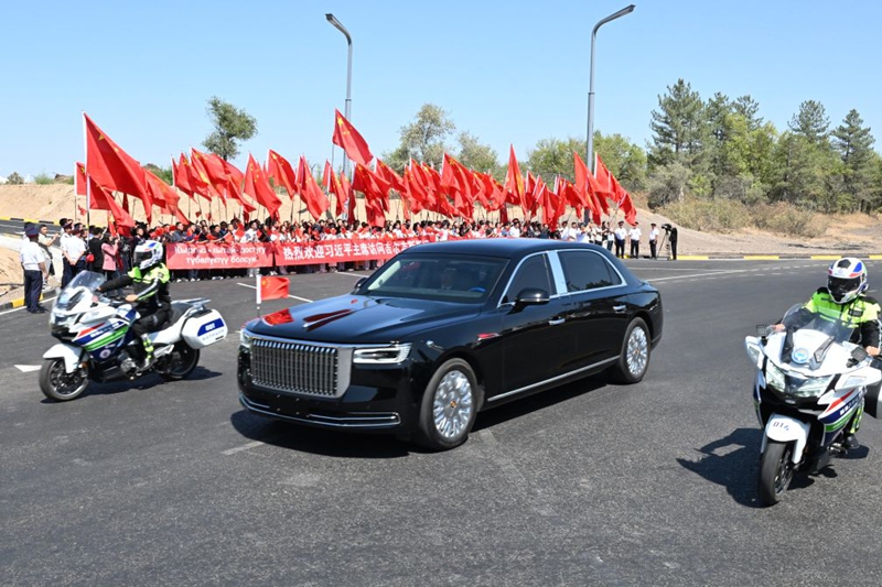 Rais wa China Xi Jinping akiwasili Bishkek kwa kuhudhuria Mkutano wa Viongozi wa Jumuiya ya Ushirikiano ya Shanghai (SCO) 2026 na kufanya ziara ya kiserikali nchini Kyrgyzstan kutokana na mwaliko wa Rais Sadyr Japarov wa Kyrgyzstan, Agosti 30, 2026.(Xinhua/Li Renzi)