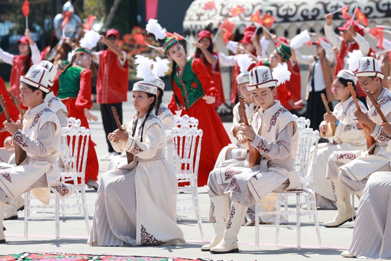 Rais wa China Xi Jinping akiwasili Bishkek kwa kuhudhuria kweynye Mkutano wa Viongozi wa Jumuiya ya Ushirikiano ya Shanghai (SCO) 2026 na kufanya ziara ya kiserikali nchini Kyrgyzstan kutokana na mwaliko wa Rais Sadyr Japarov wa Kyrgyzstan, Agosti 30, 2026. (Xinhua/Wang Ye)