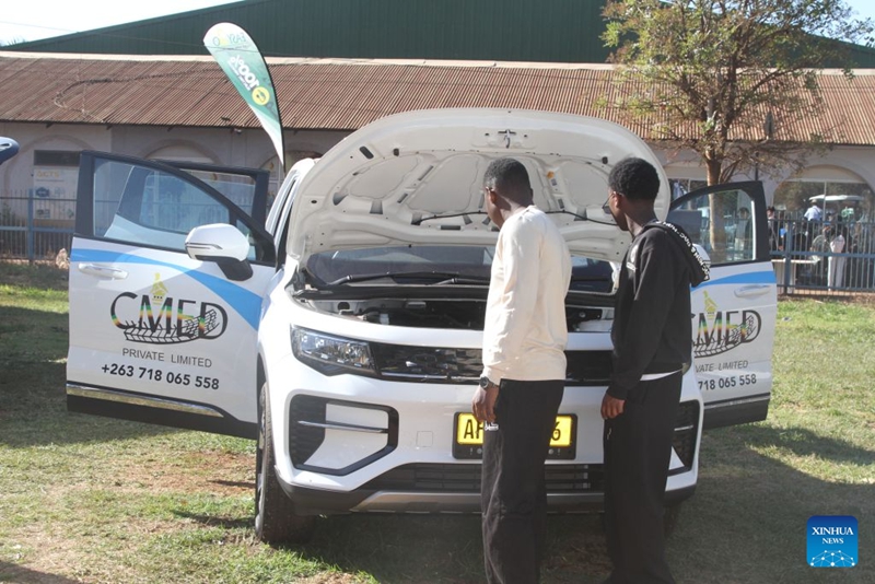 Watembeleaji wakitazama gari linalotumia umeme linaloonyeshwa kwenye Maonyesho ya Kilimo ya Zimbabwe, Harare, Zimbabwe, Agosti 28, 2026. (Picha na Tafara Mugwara/Xinhua)