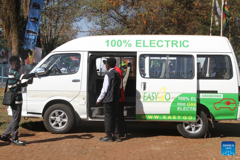 Watembeleaji wakiangalia gari linalotumia umeme linaloonyeshwa kwenye Maonyesho ya Kilimo ya Zimbabwe, Harare, Zimbabwe, Agosti 28, 2026. (Picha na Tafara Mugwara/Xinhua)