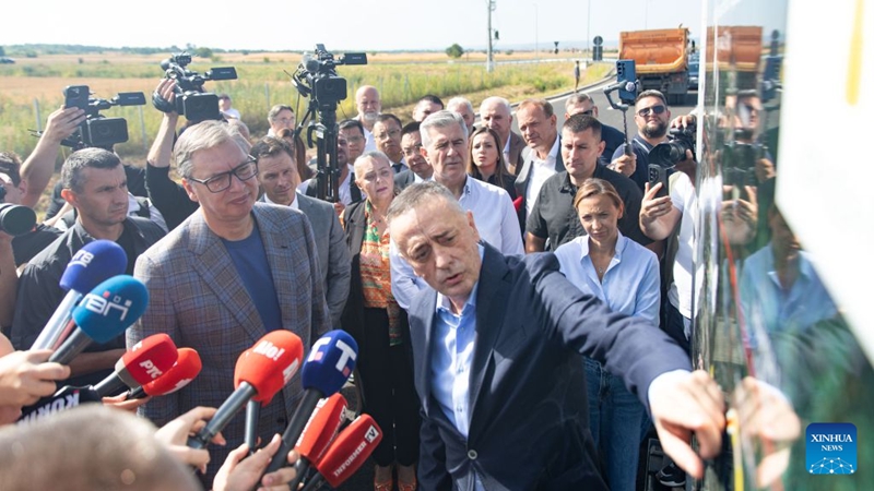 Rais wa Serbia Aleksandar Vucic akifahamishwa kuhusu barabara kuu ya Ushoroba wa Danube iliyojengwa na China, Pozarevac, Serbia, Agosti 30, 2026. (Picha na Wang Wei/Xinhua)