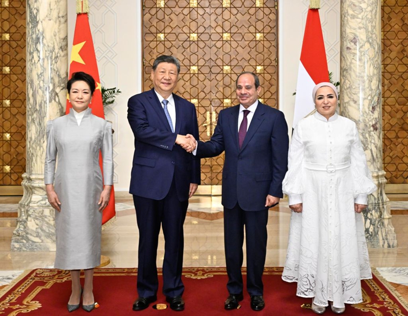 Rais wa China Xi Jinping na mkewe Peng Liyuan wakipiga picha pamoja na Rais wa Misri Abdel Fattah El-Sisi na mkewe Entissar El-Sisi jijini Cairo, Misri, Septemba 2, 2026. (Xinhua/Yin Bogu)