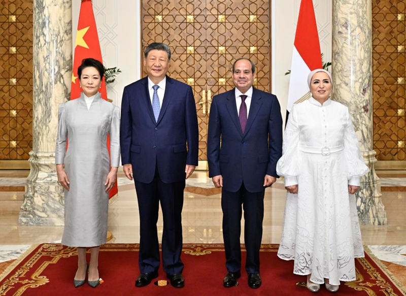 Rais wa China Xi Jinping na mkewe Peng Liyuan wakipiga picha pamoja na Rais wa Misri Abdel Fattah El-Sisi na mkewe Entissar El-Sisi jijini Cairo, Misri, Septemba 2, 2026. (Xinhua/Yin Bogu)
