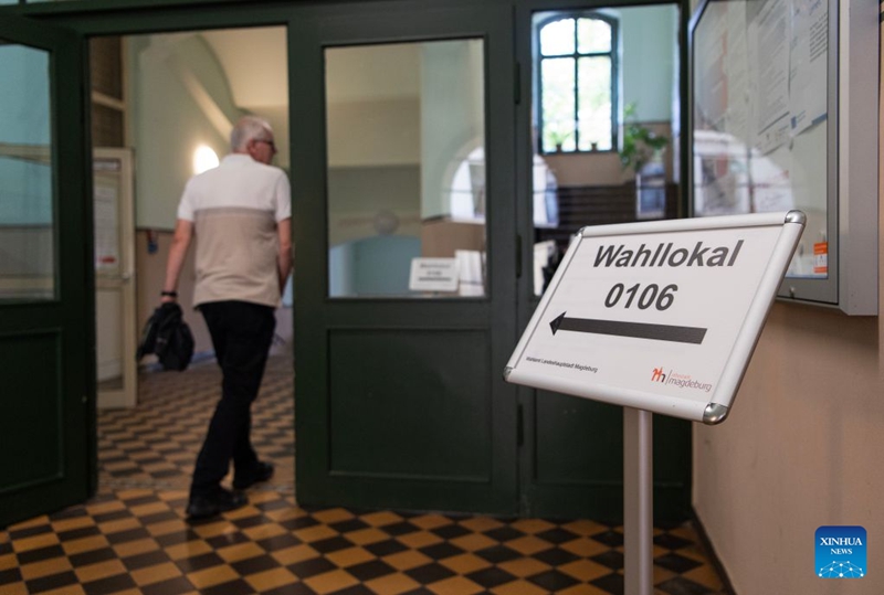 Mpiga kura akiwasili kwenye kituo cha kupigia kura, Magdeburg, Ujerumani, Septemba 6, 2026. (Xinhua/Zhang Haofu)