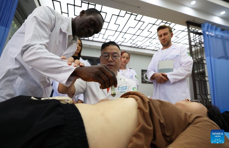 Wanafunzi wa kigeni wajifunza Matibabu ya Jadi ya China mjini Shenyang, mkoani Liaoning