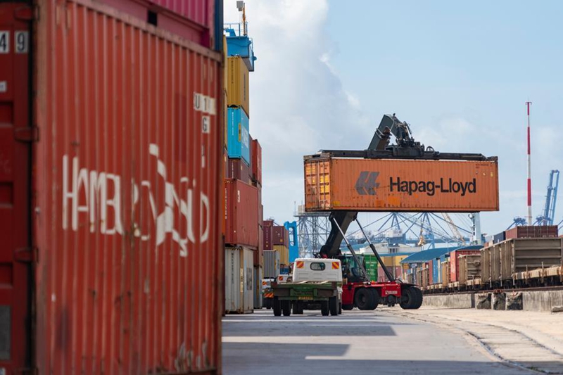 Kreni ikiinua kontena katika Stesheni ya Port Reitz kwenye Reli ya SGR ya Mombasa-Nairobi (SGR), Mombasa, Kenya, Julai 9, 2026. (Xinhua/Xie Jianfei)