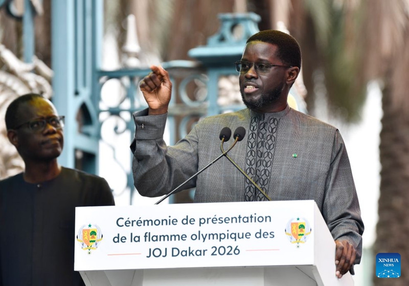 Rais wa Senegal Bassirou Diomaye Faye akitoa hotuba kwenye hafla ya kuupokea mwenge wa Olimpiki ya Vijana kwa ajili ya Michezo ya Olimpiki ya Vijana ya Dakar 2026 nje ya Ikulu ya Rais jijini Dakar, Senegal, tarehe 12 Septemba 2026. (Picha na Papa Demba Gueye/Xinhua)