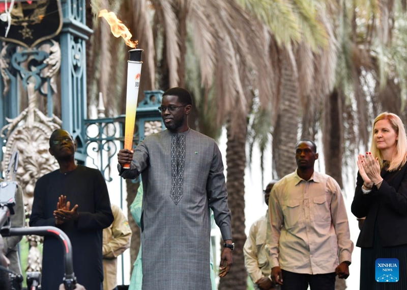 Rais wa Senegal Bassirou Diomaye Faye (wa pili, kutoka kushoto) akiwa ameshika mwenge kwenye hafla ya kuupokea mwenge wa Olimpiki ya Vijana kwa ajili ya Michezo ya Dakar 2026 nje ya Ikulu ya Rais jijini Dakar, Senegal, Septemba 12, 2026. (Picha na Papa Demba Gueye/Xinhua)