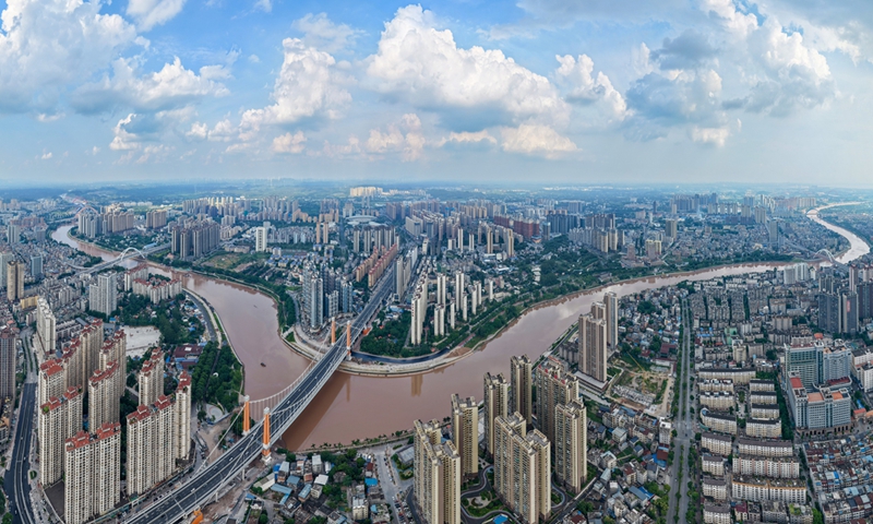 Picha iliyopigwa kutoka angani ikionesha Mfereji wa Pinglu na mji wa Qinzhou, Mkoa wa Guangxi, China.