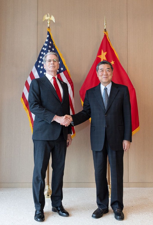 Naibu Waziri Mkuu wa China Bw. He Lifeng akisalimiana na Waziri wa Fedha wa Marekani Bw. Scott Bessent kabla ya mazungumzo huko New York, Marekani, Septemba 20, 2026. (Xinhua/Bai Xueqi)