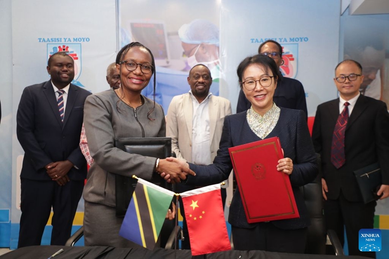 Katibu Mkuu wa Wizara ya Afya ya Tanzania Bibi Grace Magembe (Mbele, kushoto), akipeana mkono na Balozi wa China nchini Tanzania Bibi Chen Mingjian, baada ya kusaini makubaliano ya upanuzi wa Hospitali ya magonjwa ya Moyo ya Jakaya Kikwete (JKCI) inayosaidiwa na China jijini Dar es Salaam, Tanzania, Septemba 19, 2026. (Xinhua/Emmanuel Herman)