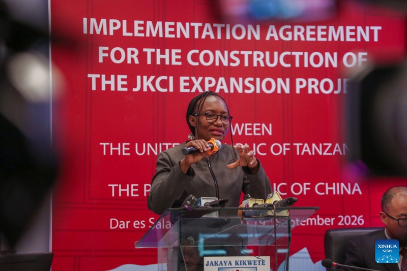 Katibu Mkuu wa Wizara ya Afya ya Tanzania Bibi Grace Magembe, akiongea kwenye hafla ya kusainiwa kwa makubaliano ya upanuzi wa Hospitali ya magonjwa ya Moyo ya Jakaya Kikwete (JKCI) jijini Dar es Salaam, Tanzania, Septemba 19, 2026. (Xinhua/Emmanuel Herman)