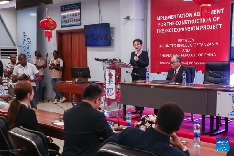 Balozi wa China nchini Tanzania Bibi Chen Mingjian, akitoa hotuba kwenye hafla ya kusainiwa kwa makubaliano ya upanuzi wa Hospitali ya magonjwa ya Moyo ya Jakaya Kikwete (JKCI) jijini Dar es Salaam, Tanzania, Septemba 19, 2026. (Xinhua/Emmanuel Herman)