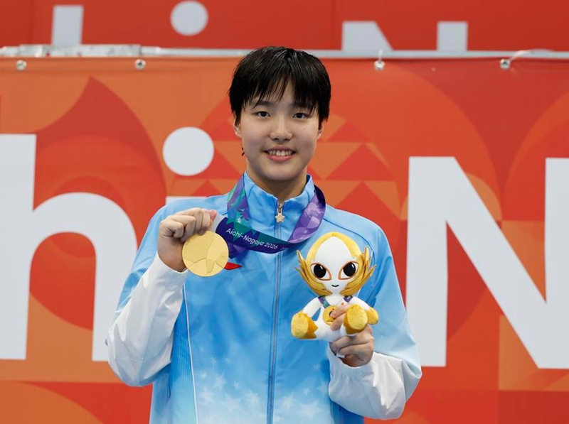 Yu Zidi wa China akipiga picha baada ya kushinda fainali ya mchezo wa kuogelea mita 400 kwa wanawake katika Michezo ya Asia ya 2026 huko Tokyo, Japan, Septemba 23, 2026. (Xinhua/Wu Zhizun)
